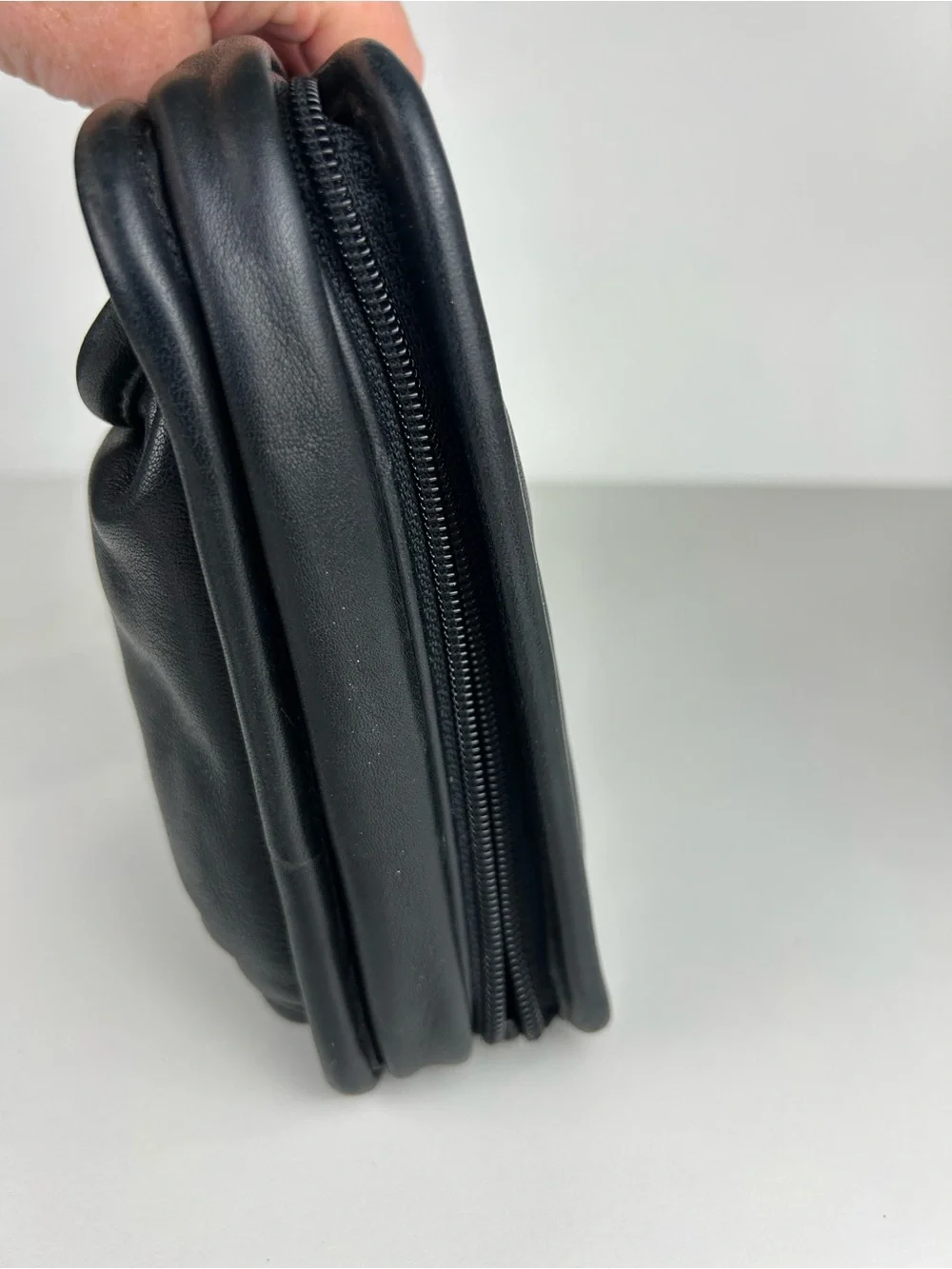 VINTAGE TUMI LEATHER CROSSBODY ORGANIZATION BAG BLACK